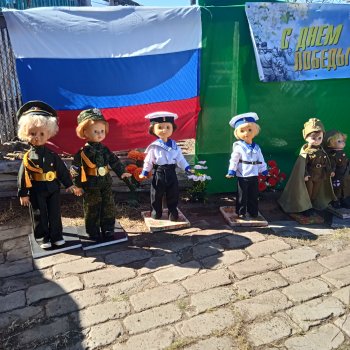 Куклы в военных костюмах .