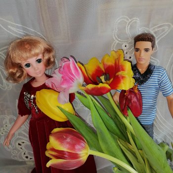 Куклы поздравляют с праздником .