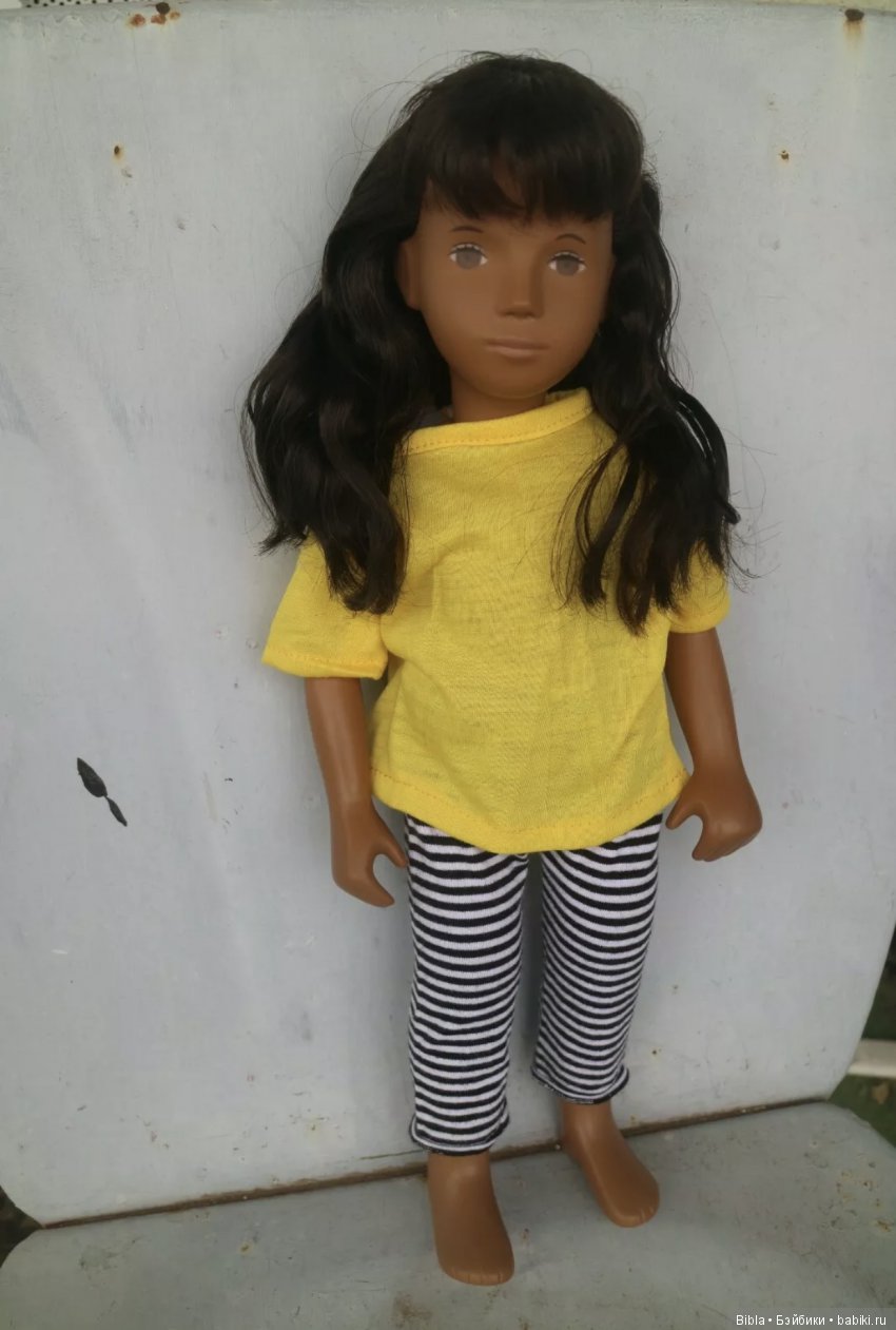 Желтый цвет очень даже идёт этой куколке!