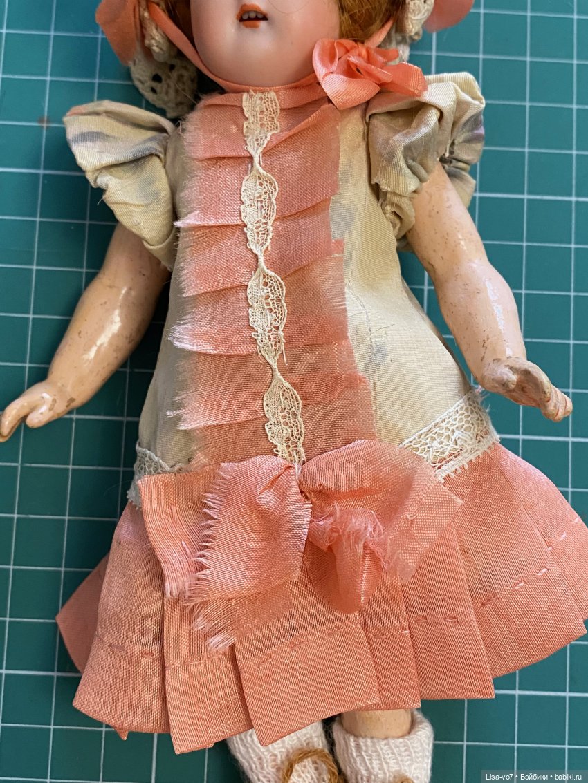 Выбросить или использовать? (Или из чего иногда получается платье для куклы) (фото 2)