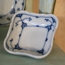 Антикварная кукольная посуда с "синим луком".