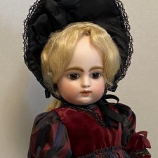 Черная шляпка.