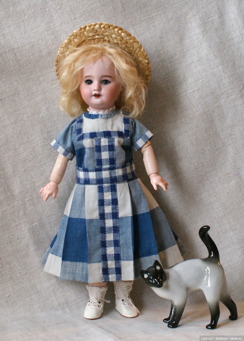 Крупная клетка для маленьких антикварных кукол