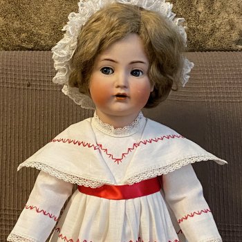 Белое с красным