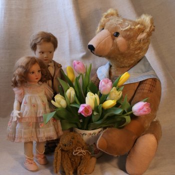 Куклы играют