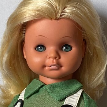 Почти зеленоглазая блондинка.