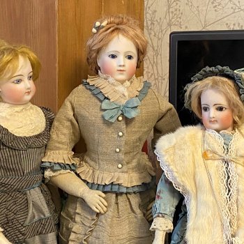 Трио под ёлкой , не считая собак:))