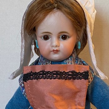 Региональный костюм Нормандии для антикварной куклы.