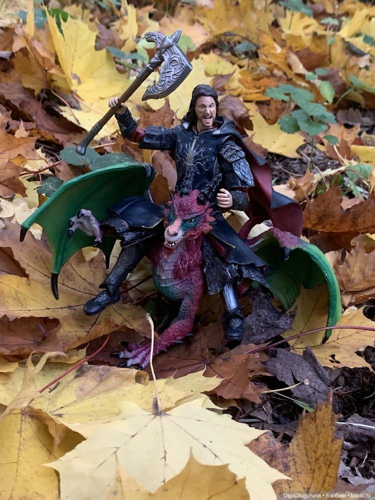 Первым навстречу врагу выехал Арагорн.