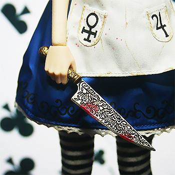 «Вам не испугать меня! Ведь вы всего лишь колода карт! Колода карт – ничего больше!»