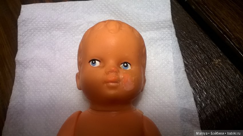 Делюсь промежуточным результатом. Заплатки герметик силикон +акриловые краски. Герметик белый (другого в мужниных закромах не обнаружено) краски желтый +красный (коричневого нет к сожалению). В цвет не попала, не очень довольна результатом. Наверное буду голову малышу красить.