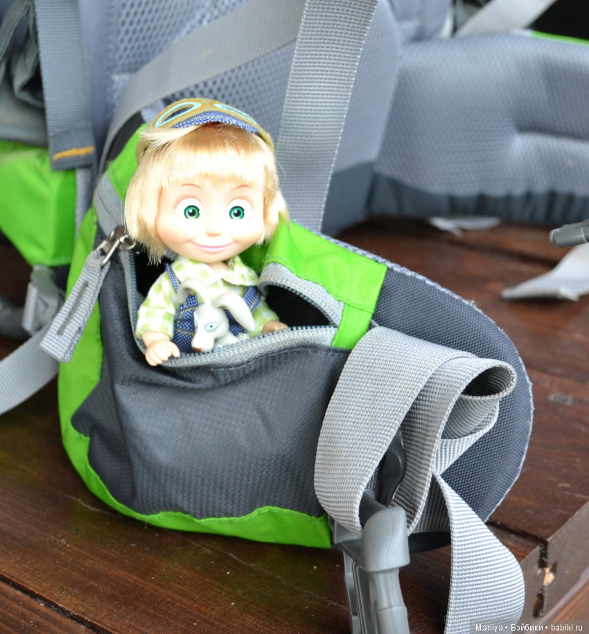 Машка на прогулке — Куклы Маша и Медведь (Simba): Маша в кармашке