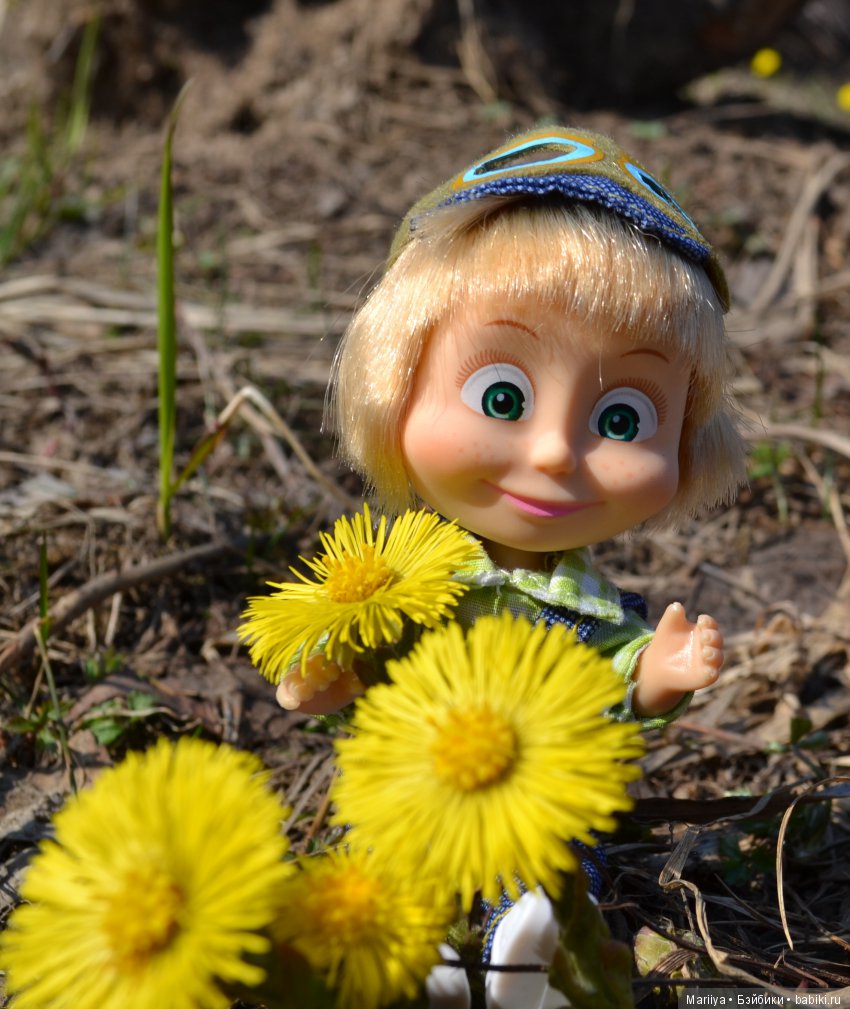 Машка на прогулке — Куклы Маша и Медведь (Simba): Маша в кармашке