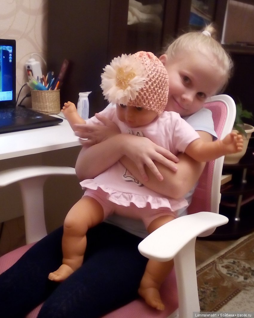 Это доченька с первой куколкой той, с бейбиков