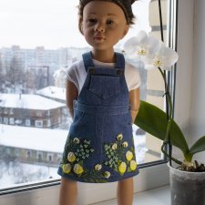 Джинсовый сарафан с ручной вышивкой на кукол Готц и им подобных. Джинсовый сарафан с ручной вышивкой на кукол Готц и им подобных.