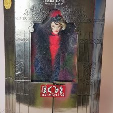 Барби Круэлла де Виль в красном костюме