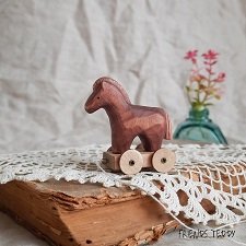 Лошадка-каталка деревянная