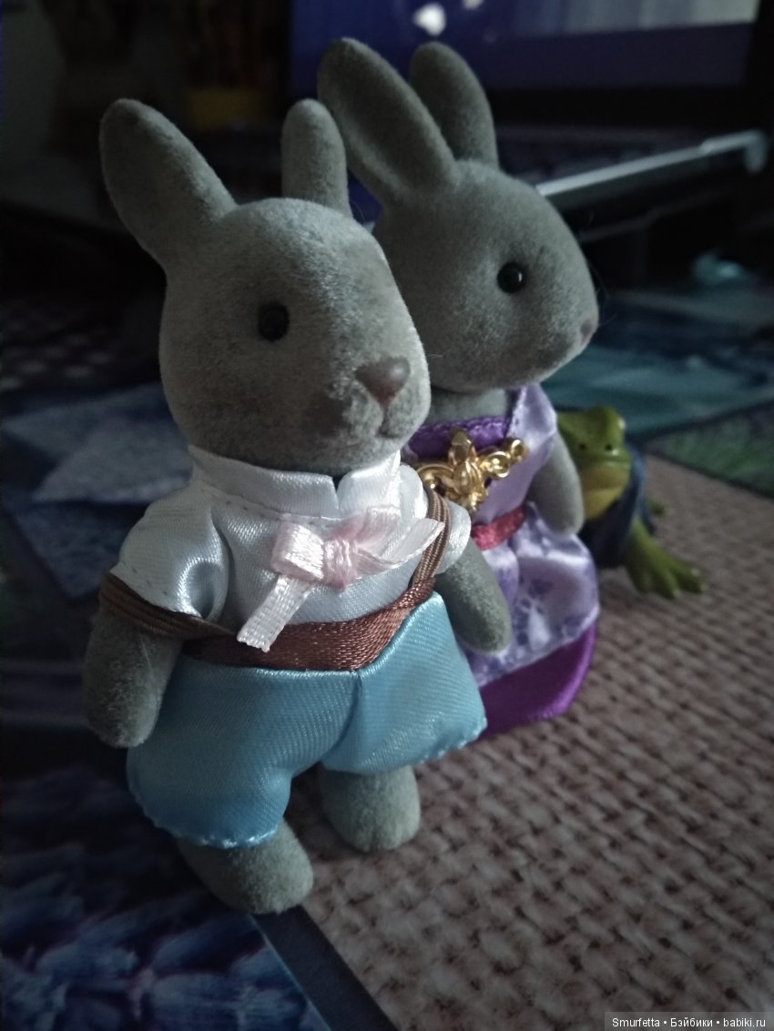 Беатрис читает книжку про Bunnies