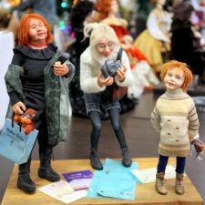 "Посетители кукольной выставки" на выставке "Куклы с характером. Перезагрузка"