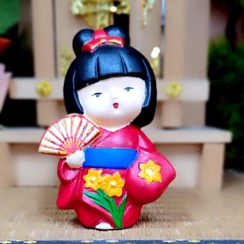 Девочка с веером на мастер-классе выставки "Япония. Куклы, сказки и легенды"