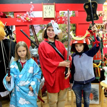 Веселая компания на выставке "Япония. Куклы, сказки и легенды"
