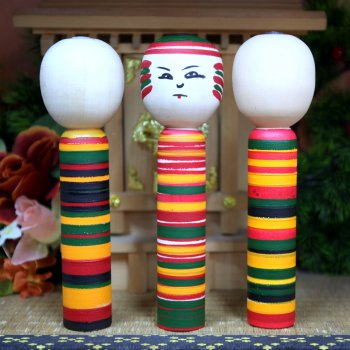 Роспись кокэси на токарном станке на мастер-классе музея "Япония. Куклы, сказки и легенды"