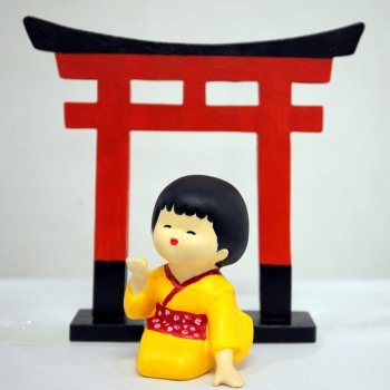 Девочка с мячиком на мастер-классе музея «Япония Куклы, сказки и легенды»