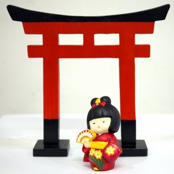 Девочка с веером на мастер-классе музея «Япония. Куклы, сказки и легенды»