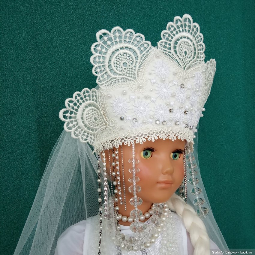 «Во всех ты, душенька, нарядах хороша!..» Снегурочка в серебряной парче и льдистом хрустале