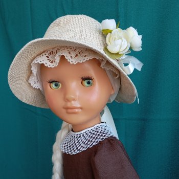 «Во всех ты, душенька, нарядах хороша!..»  Гимназистка румяная