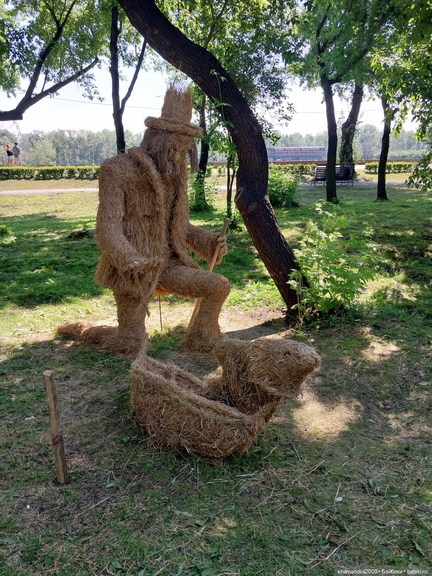 Фестиваль арт-объектов из соломы на набережной Иркутска