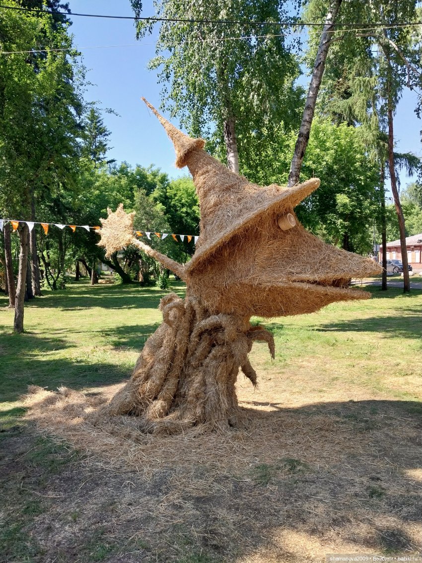Фестиваль арт-объектов из соломы на набережной Иркутска