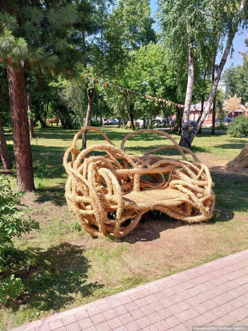 Фестиваль арт-объектов из соломы на набережной Иркутска