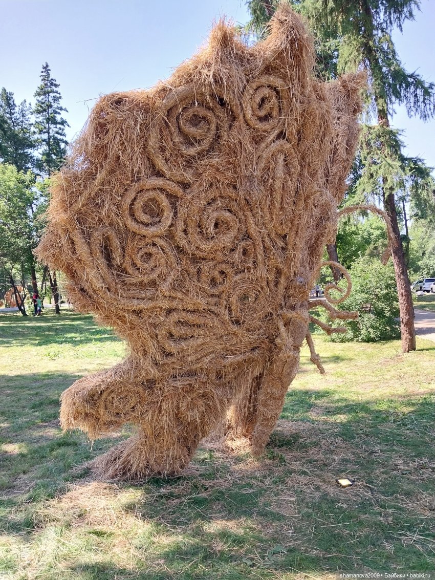 Фестиваль арт-объектов из соломы на набережной Иркутска (фото 9)