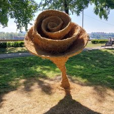 Фестиваль арт-объектов из соломы на набережной Иркутска