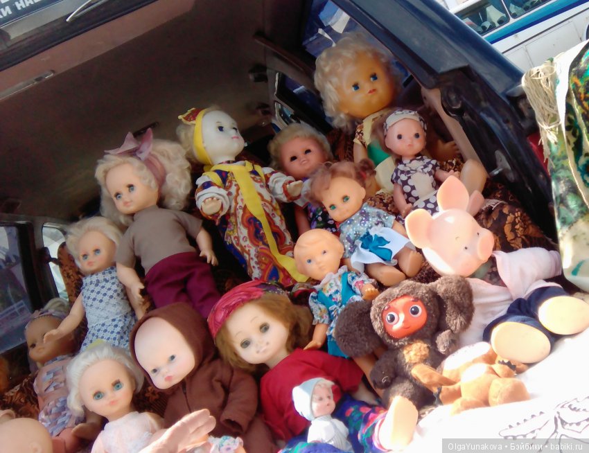 чуть справа