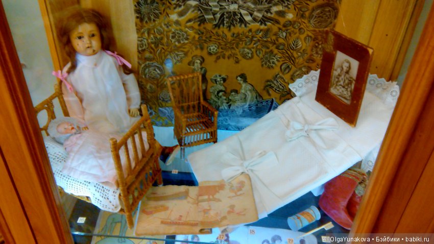 кукла в витрине