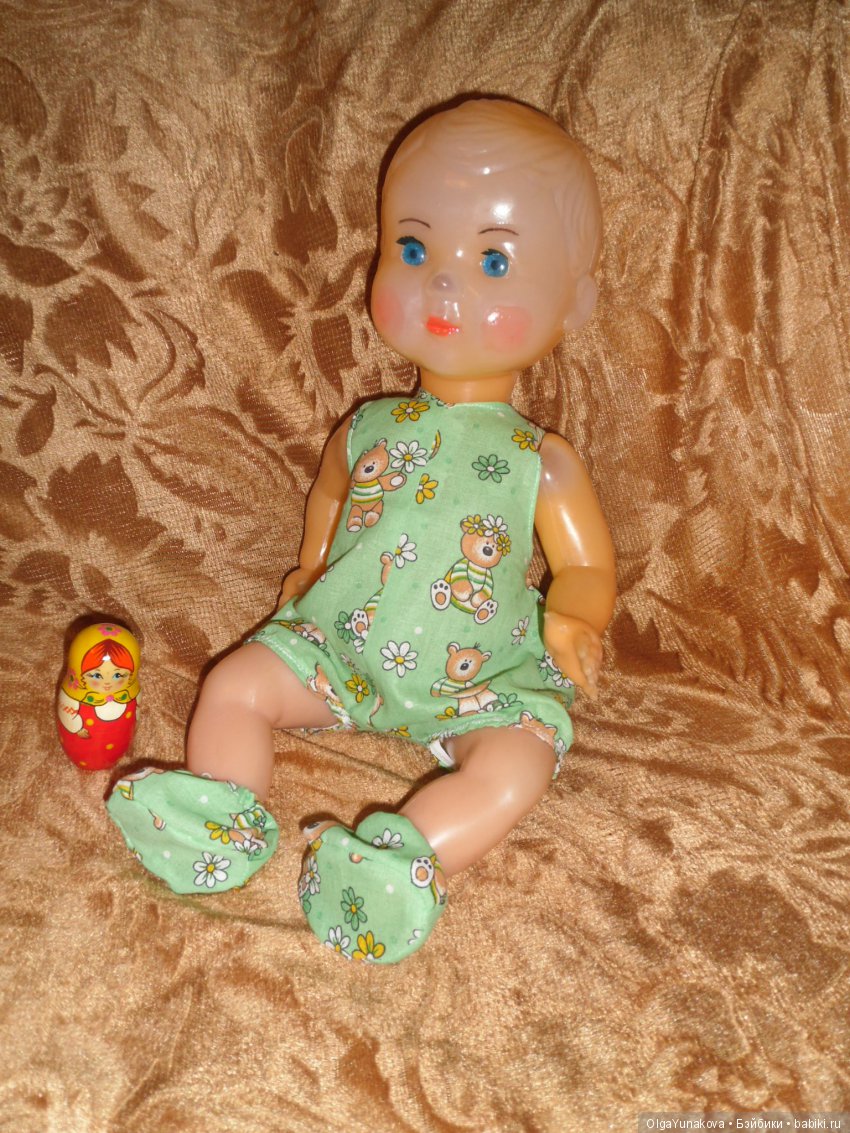 Алешка сидит