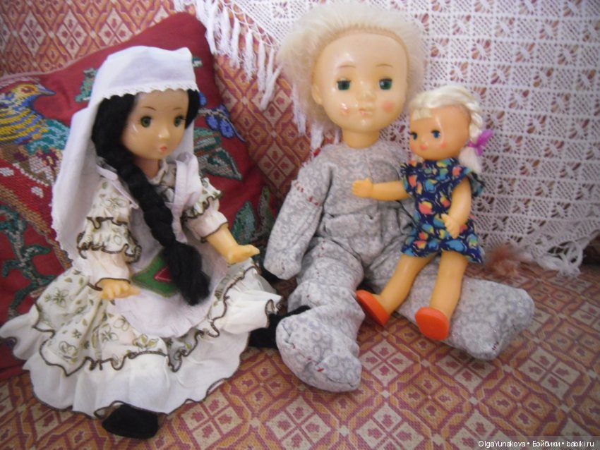 с грустной куклой