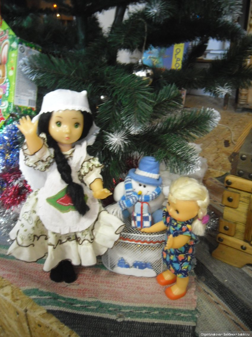 девочки у елки