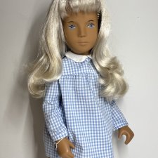 Саша Моргенталер в голубом платье