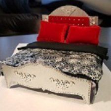 С чего начинается кукольный дом? Конечно, с кровати!