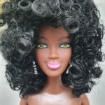 Яркая темнокожая кукла барбиобразная
