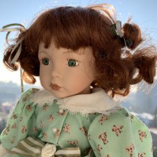 Лот9. Фарфоровая кукла зеленые глаза