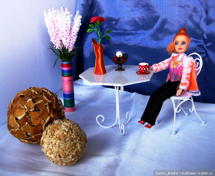 За столиком в уютной кафешке...