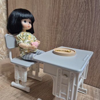 Стол для Диночки