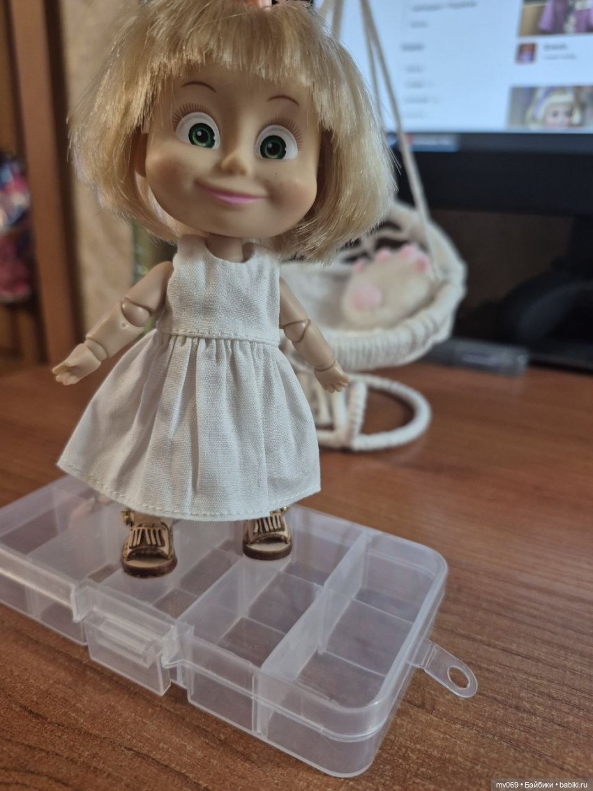 Маша осваивается — Куклы Маша и Медведь (Simba): Маша в кармашке (фото 3)