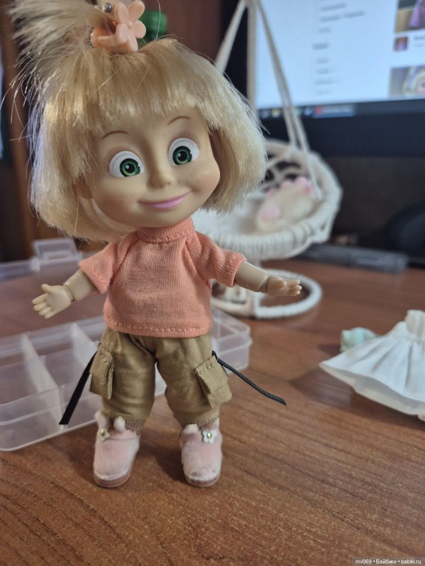 Маша осваивается — Куклы Маша и Медведь (Simba): Маша в кармашке (фото 5)