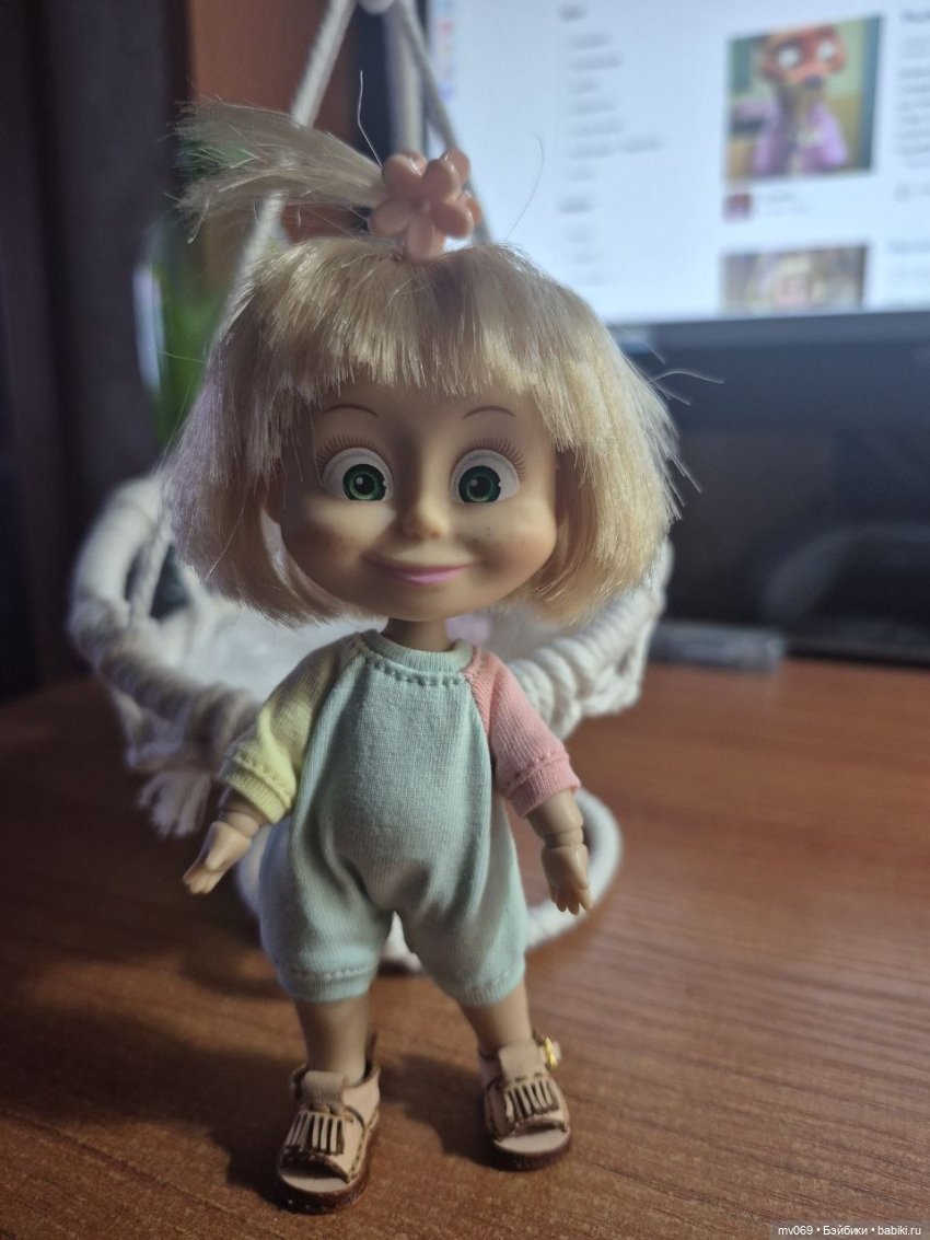 Маша осваивается — Куклы Маша и Медведь (Simba): Маша в кармашке (фото 2)