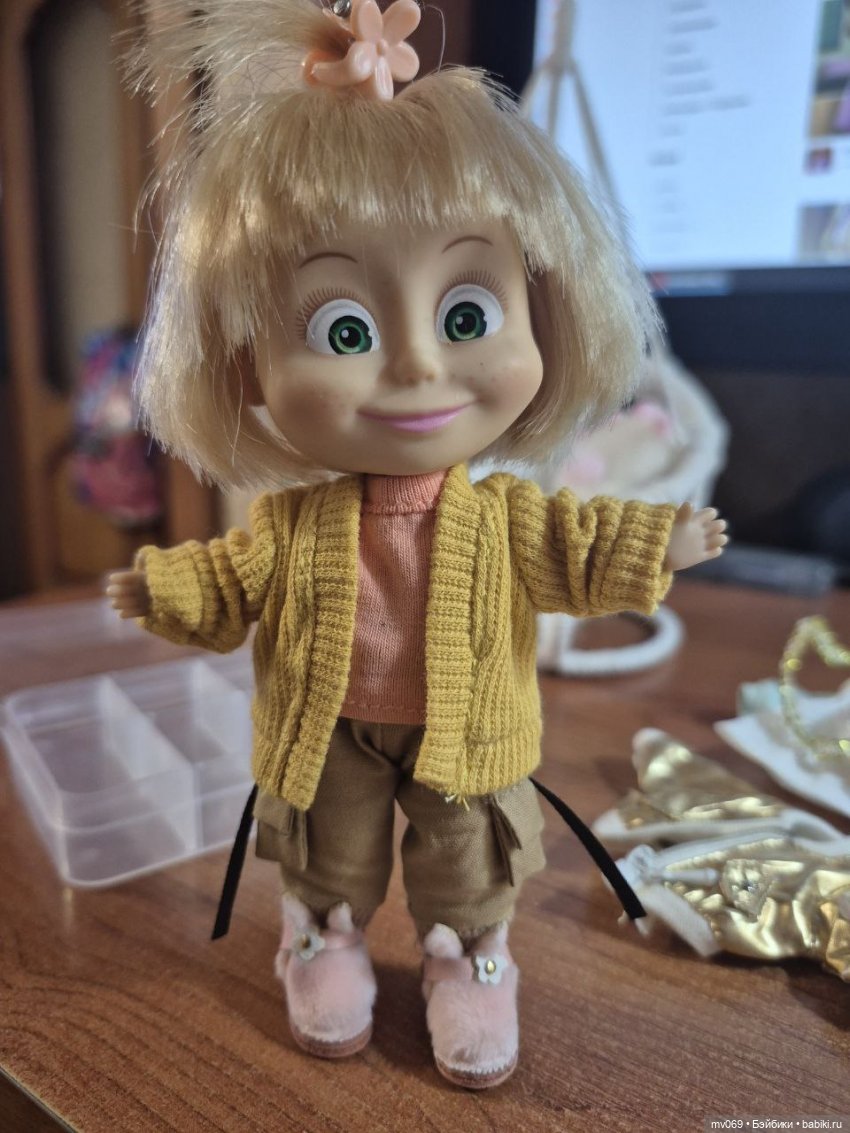 Маша осваивается — Куклы Маша и Медведь (Simba): Маша в кармашке (фото 7)